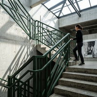 Flüssiggummi Grün RAL 6005 — moderne Treppe