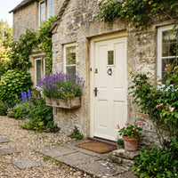 Flüssiggummi Beige RAL 1015 — restaurierter Hauseingang eines Cottages