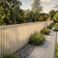 Flüssiggummi Beige RAL 1015 — moderner Gartenzaun