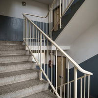 Flüssiggummi Beige RAL 1015 — restaurierte alte Treppe