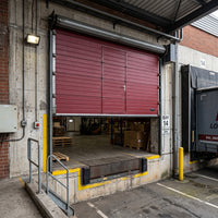 Flüssiggummi Kirschrot RAL 3005 — Rolltor einer Verladerampe