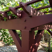 Flüssiggummi Kirschrot RAL 3005 — Detail eines Pergola-Balkens