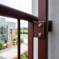 Flüssiggummi Rotbraun RAL 3009 — Detail einer Balkongeländer-Verbindung