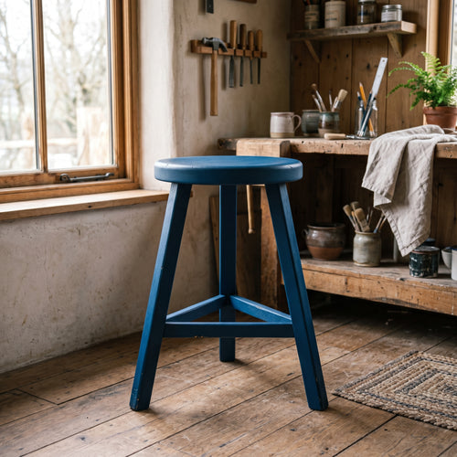 Flüssiggummi Hellblau RAL 5012 — schlichter Holzhocker