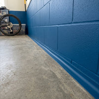 Flüssiggummi Dunkelblau RAL 5005 — Übergang von Garagenboden und Wand