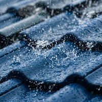 Flüssiggummi Dunkelblau RAL 5005 — Makrodetail: Regen auf beschichtetem Dach