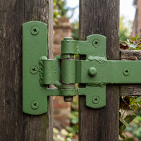 Flüssiggummi Hellgrün RAL 6018 — Detail von Scharnier und Anstrich einer Gartentür