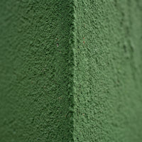 Flüssiggummi Hellgrün RAL 6018 — Makrodetail einer Fassadenecke