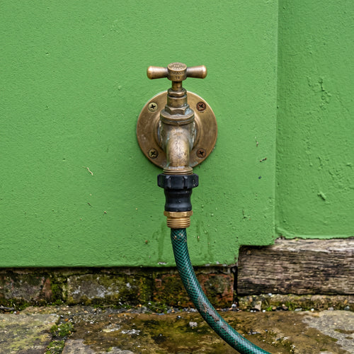 Flüssiggummi Hellgrün RAL 6018 — Bereich um einen Außenwasserhahn im Garten