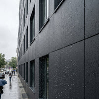 Flüssiggummi Anthrazit RAL 7024 — kommerzielle Fassade im Regen
