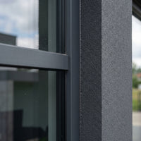 Flüssiggummi Anthrazit RAL 7024 — Fassadendetail an der Fensterecke