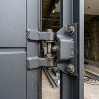 Flüssiggummi Anthrazit RAL 7024 — Detail beschichtetes Garagenscharnier