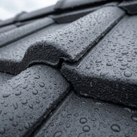 Flüssiggummi Anthrazit RAL 7024 — Makrodetail beschichteter Dachziegel