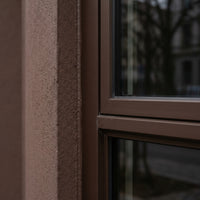 Flüssiggummi Braun RAL 8017 — Fassadendetail an der Fensterecke