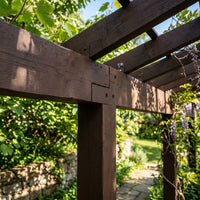 Flüssiggummi Braun RAL 8017 — Detail eines Pergola-Balkens