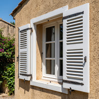 Flüssiggummi Weiß RAL 9003 — klassische hölzerne Fensterläden