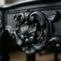 Flüssiggummi Schwarz RAL 9005 — Detail einer Sideboard-Schnitzerei
